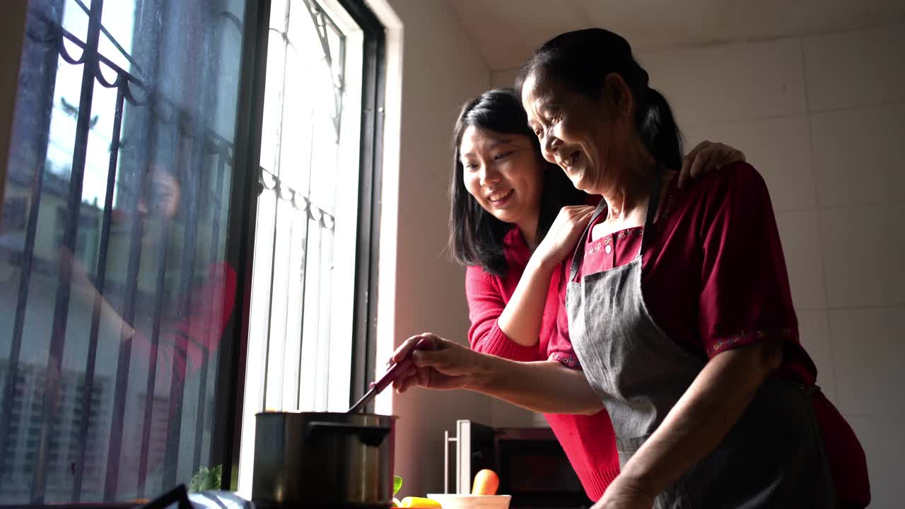 亚洲的祖母和孙女在准备除夕团圆饭视频素材