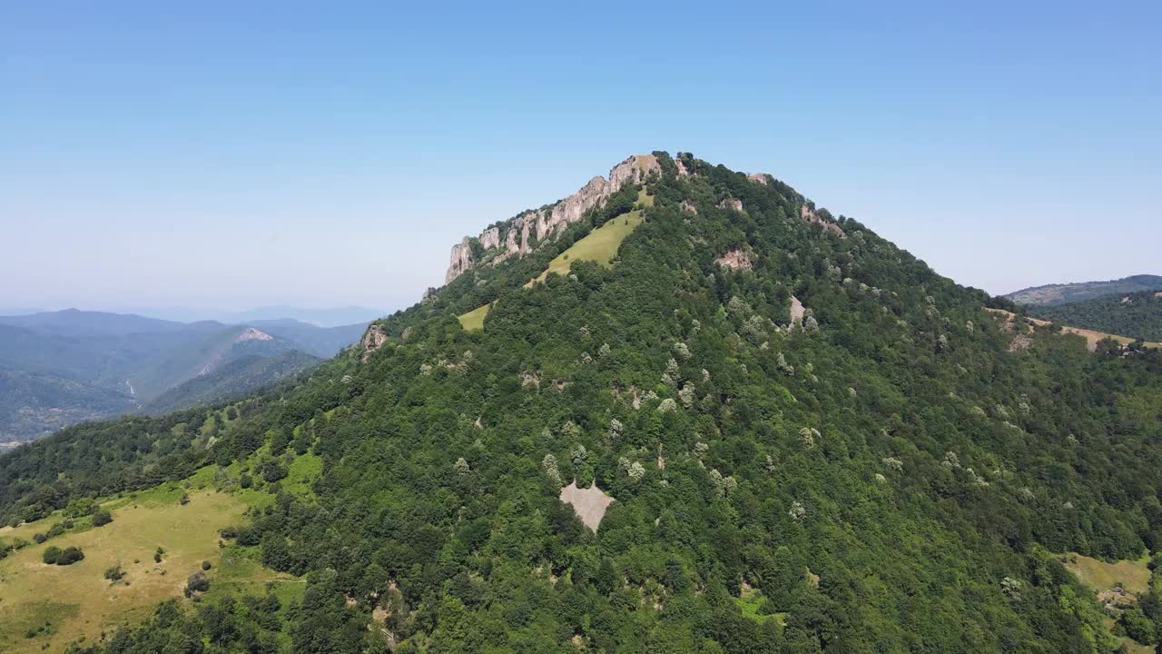 巴尔干山鸟瞰图附近的城镇Teteven，保加利亚视频素材