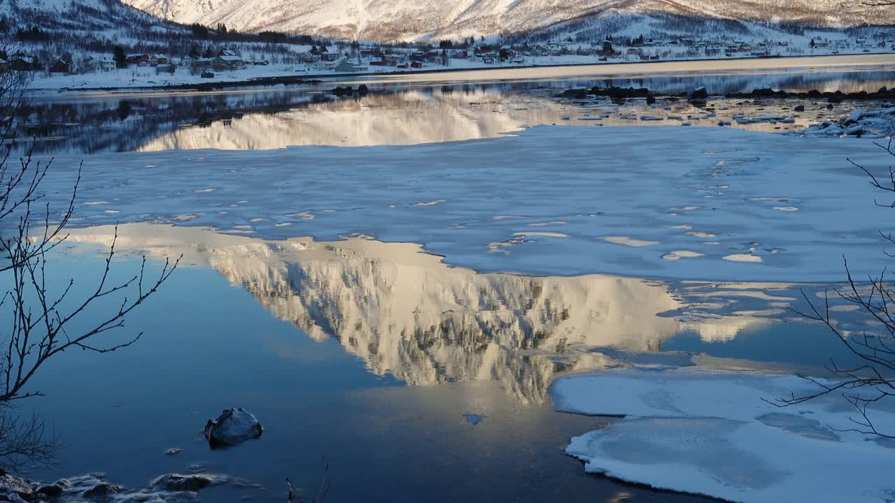 冬季的北方山脉和冰雪覆盖的海洋海岸在阳光明媚的日子视频素材