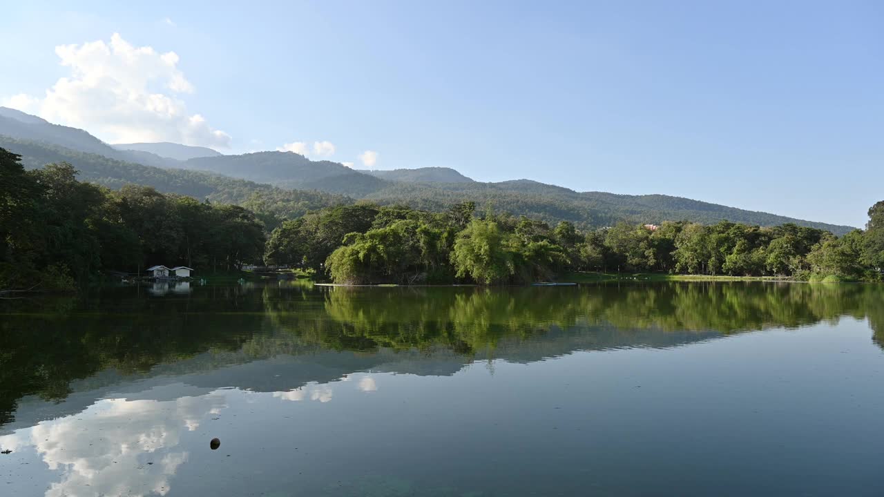 清迈昂甲水塘及山脉夜景视频素材