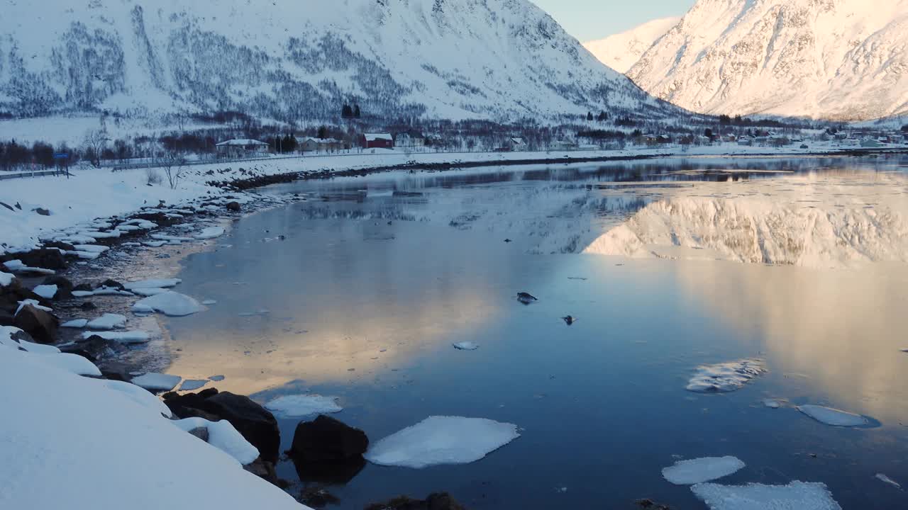 冬季的北方山脉和冰雪覆盖的海洋海岸在阳光明媚的日子视频素材