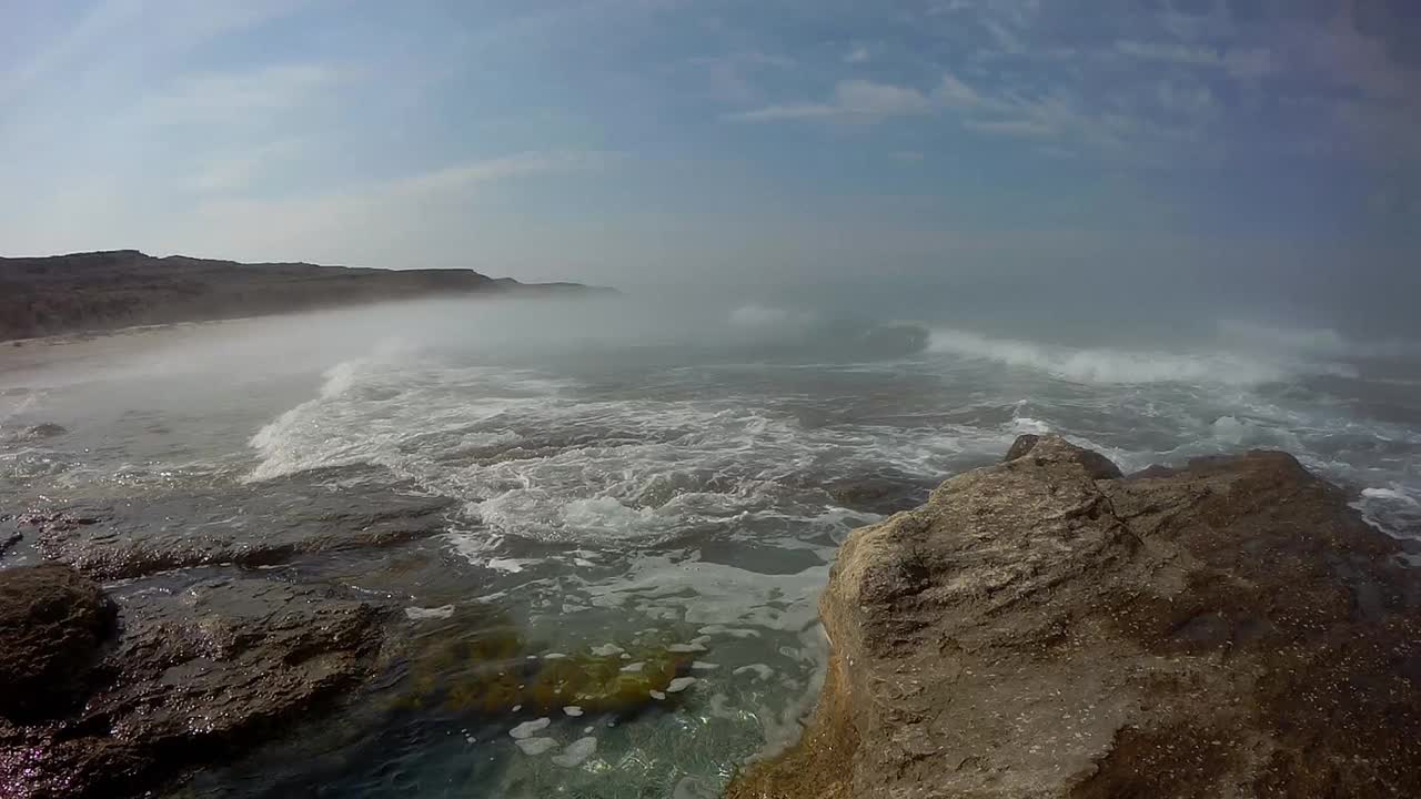 里海多岩石的海岸。视频素材