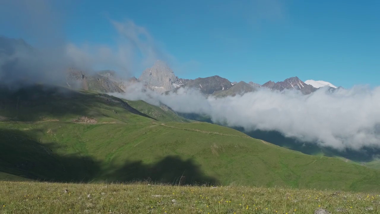 快速移动的引人注目的云在山上视频素材