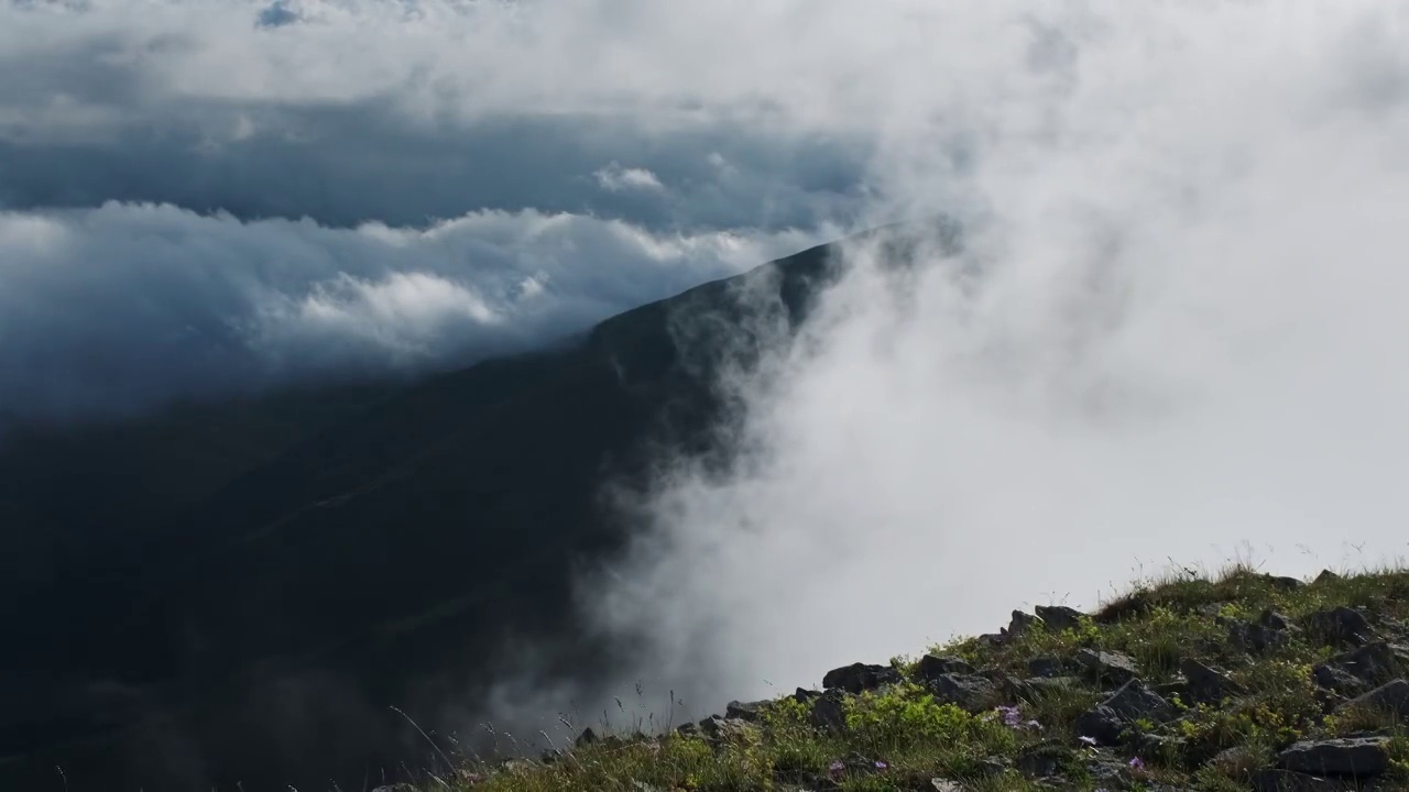 快速移动的引人注目的云在山上视频素材