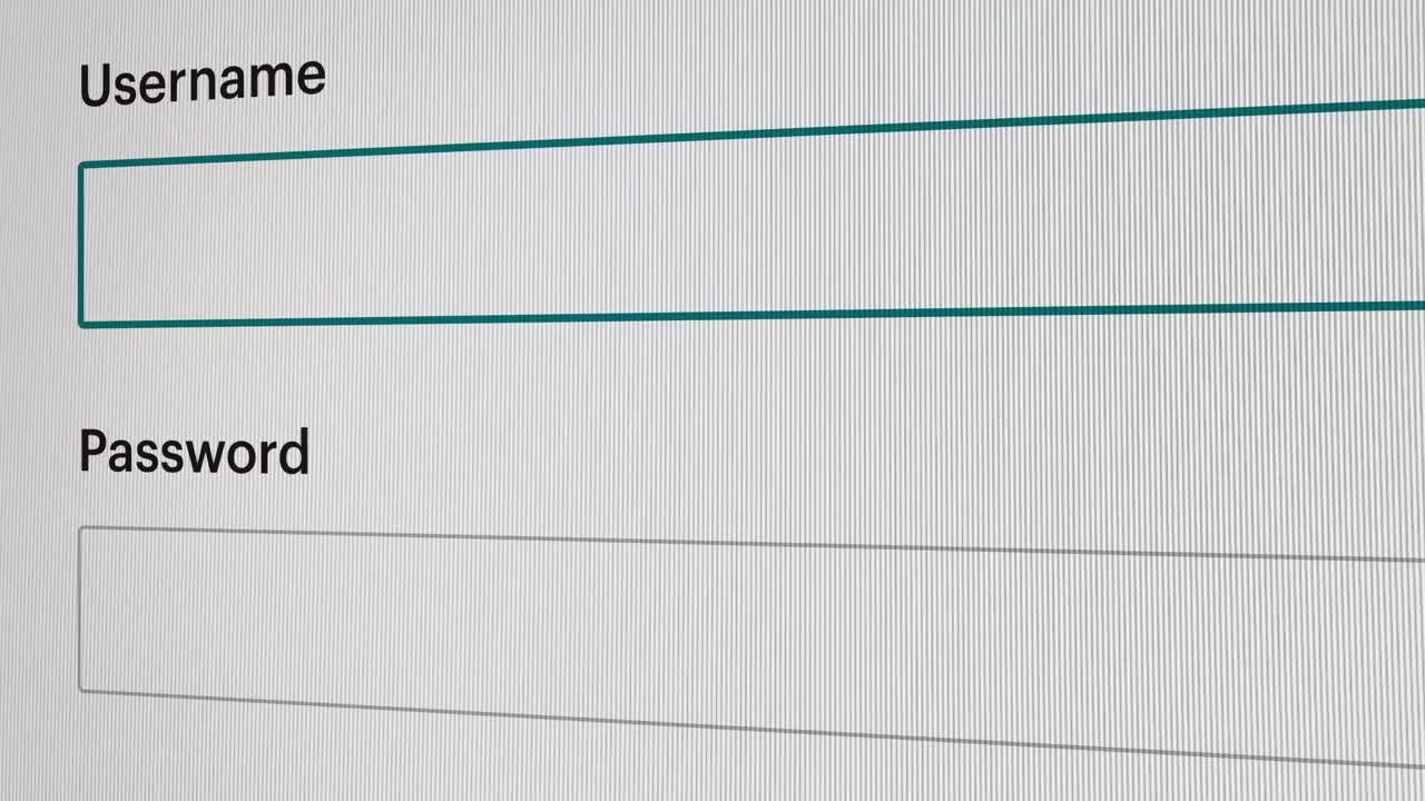 在互联网上输入网站的用户名和密码视频素材