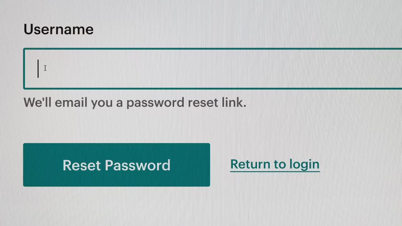 重置密码输入。有人在电脑屏幕上输入密码。视频素材