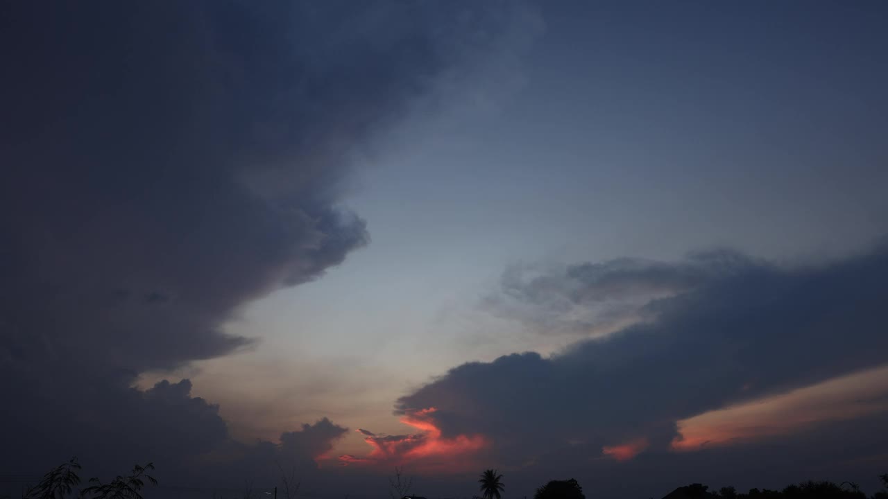 日落和雨云从西边的天空视频素材