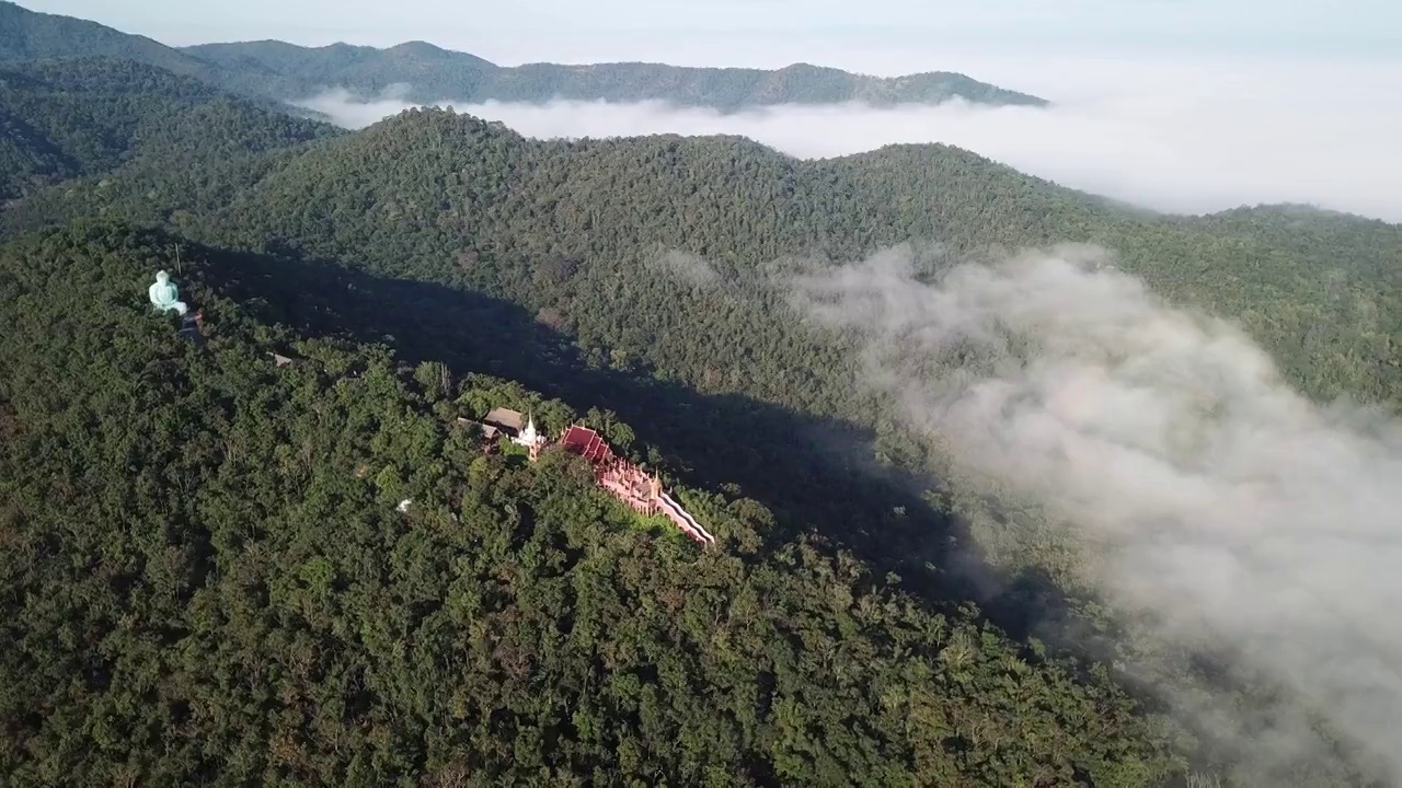 云雾笼罩的帕拉寺位于泰国兰邦省湄达区宁静的山顶上。视频素材