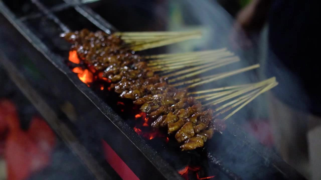 烤鸡沙爹的慢动作视频素材