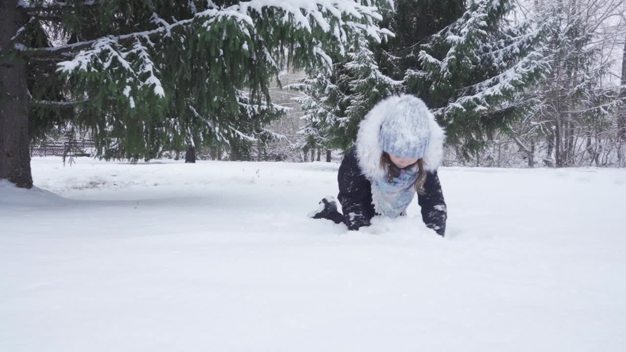 一个十几岁的女孩在公园里玩的时候扔出了新鲜的雪视频素材