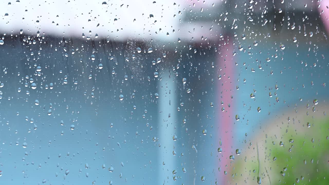 大雨在雨中打在建筑物的外面视频素材