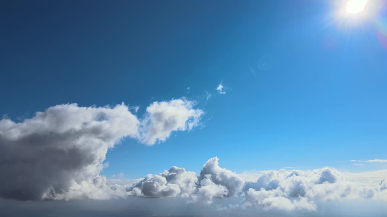 高空从飞机窗口俯瞰覆盖着白色蓬松积云的地面视频素材