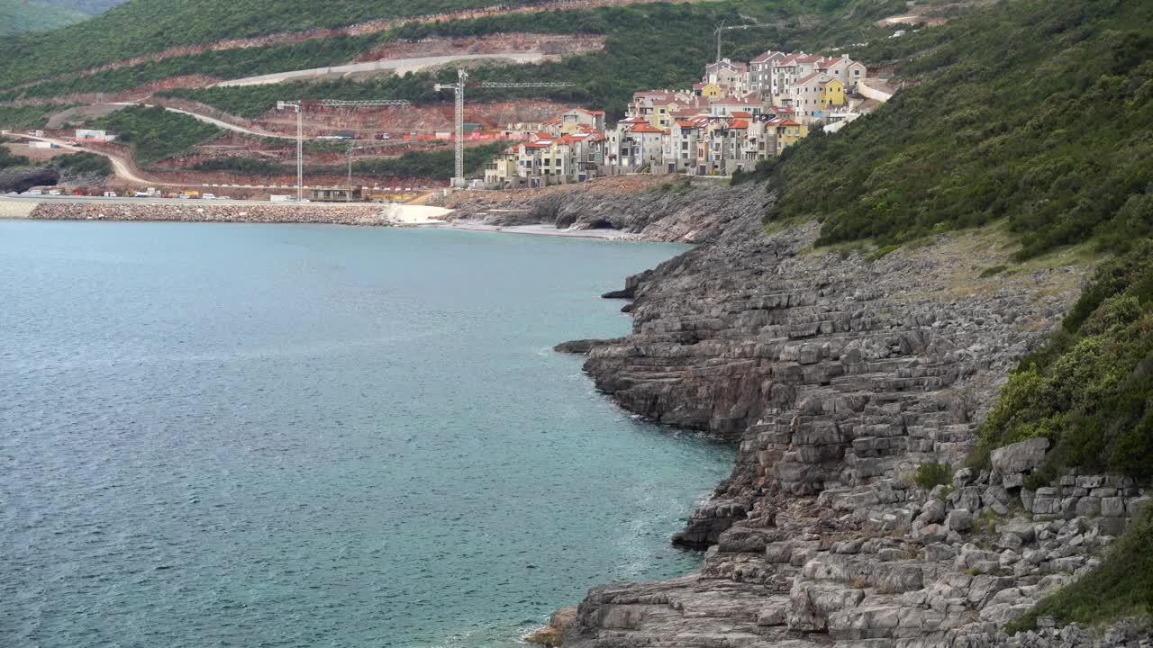 从大海到吕斯蒂卡湾的码头，在绿色山脉的背景下视频素材