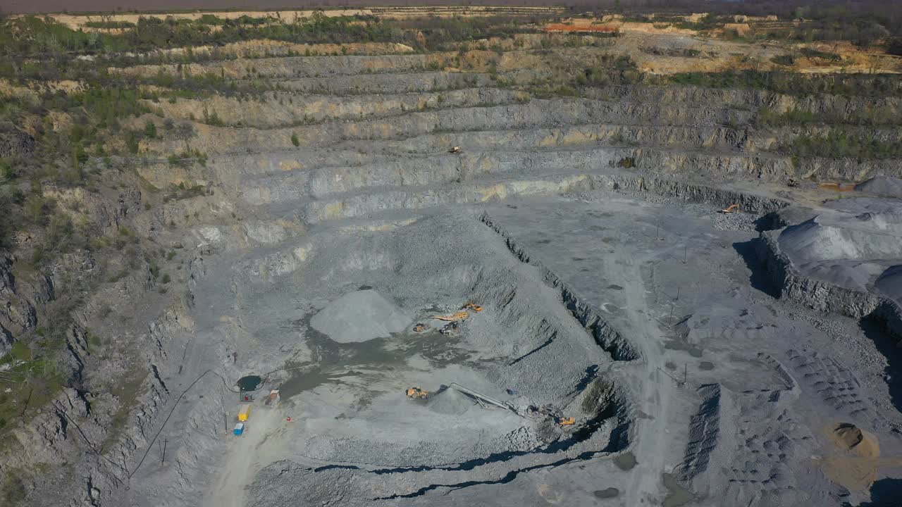 露天花岗岩采石场用la作业机械鸟瞰图视频素材