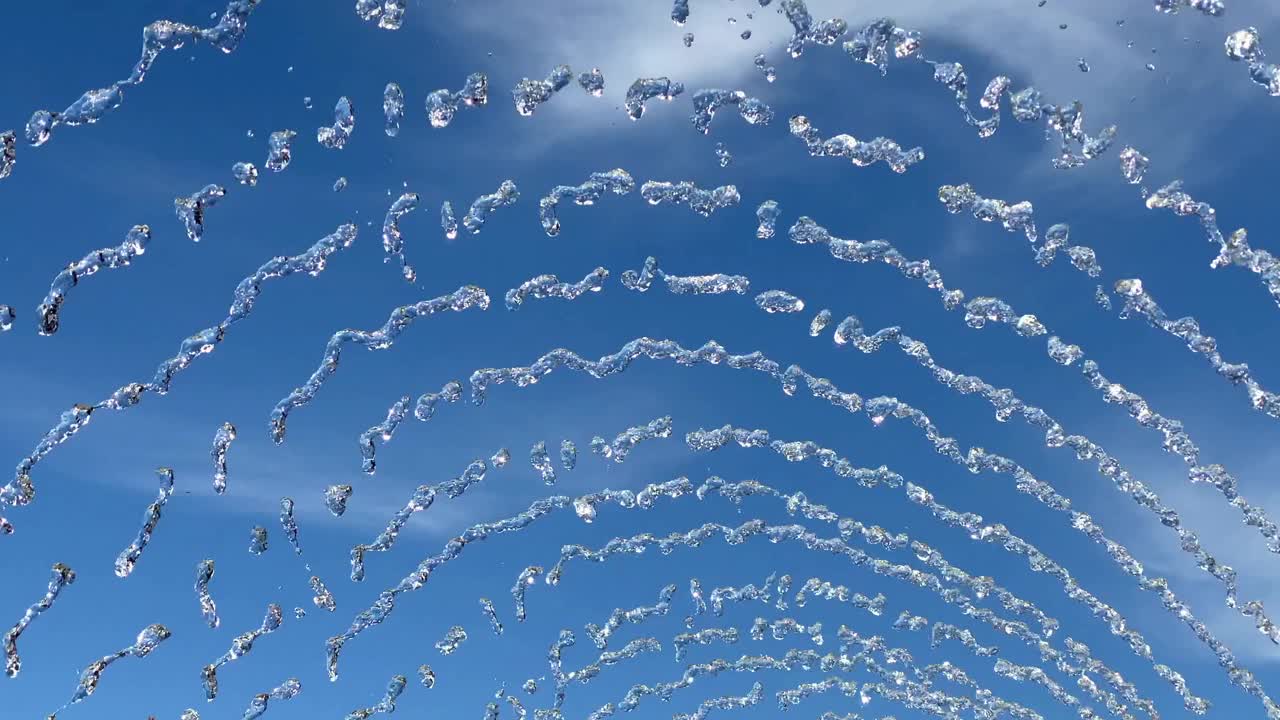 水面衬着天空的线条视频素材