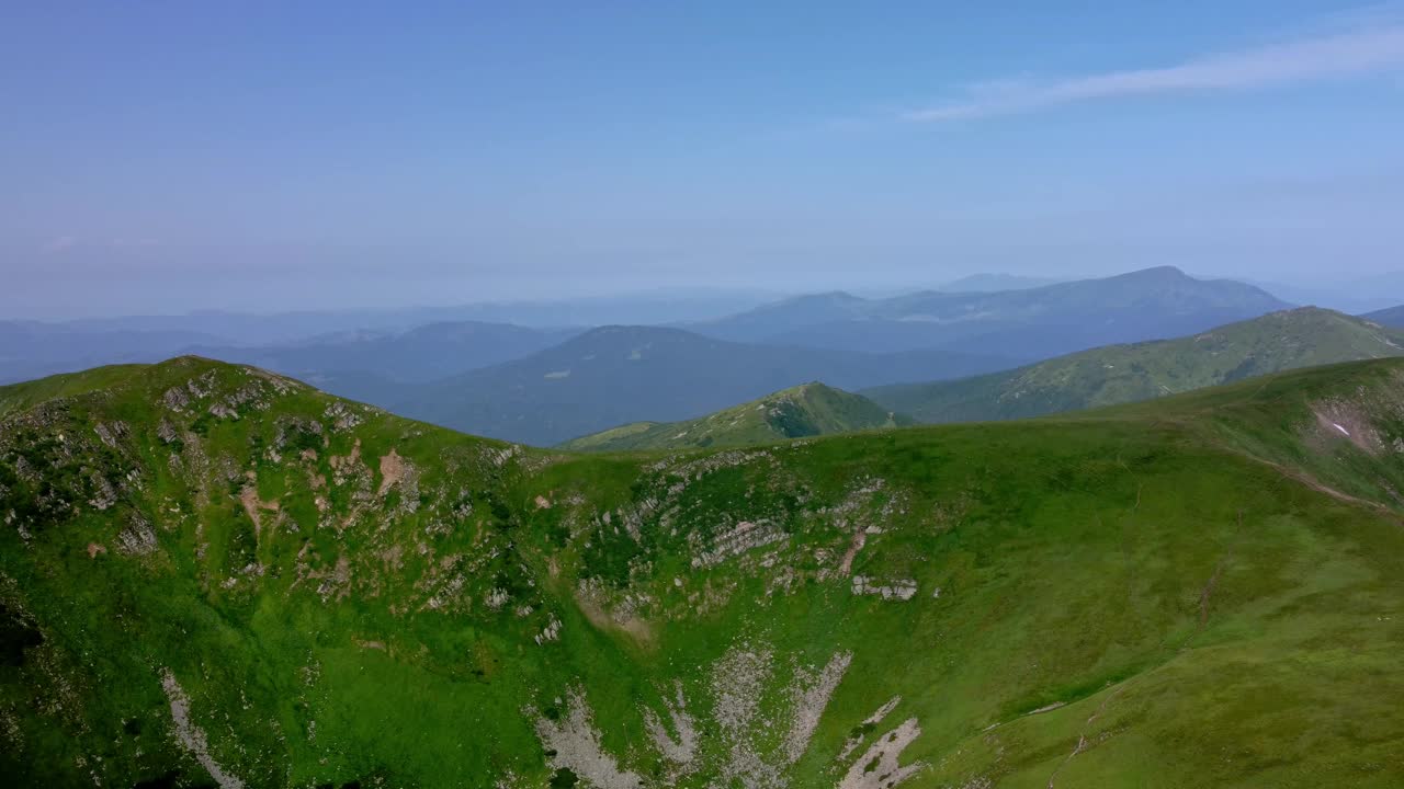 喀尔巴阡山脉最高的湖泊——布雷贝内斯库尔鸟瞰图视频素材