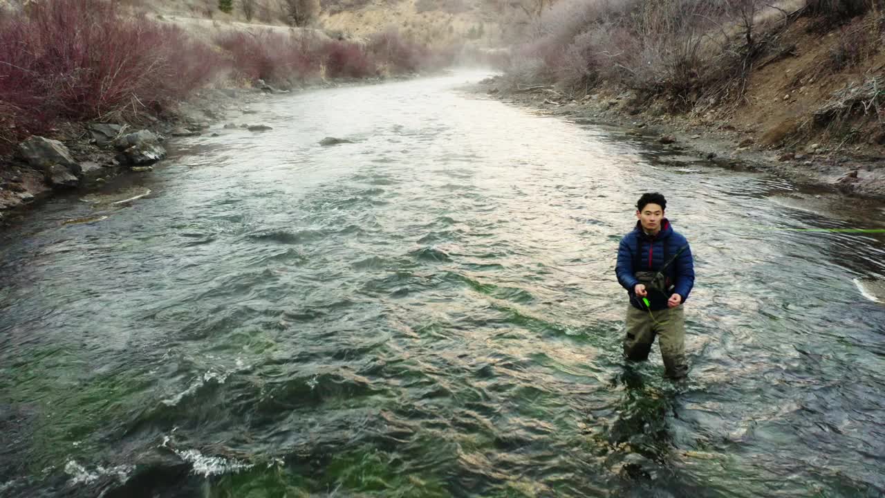 亚洲人在犹他州的普洛佛河飞钓视频素材