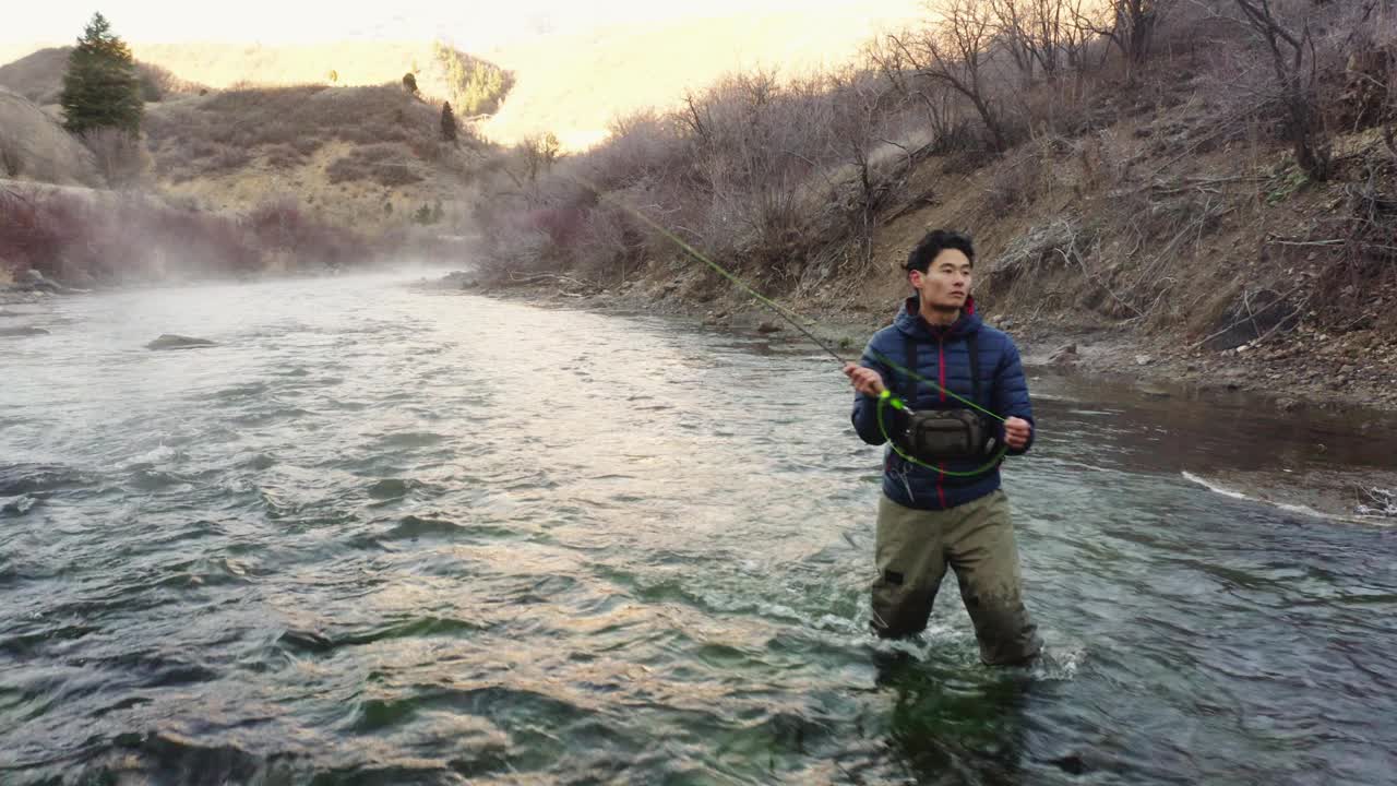 亚洲人在犹他州的普洛佛河飞钓视频素材