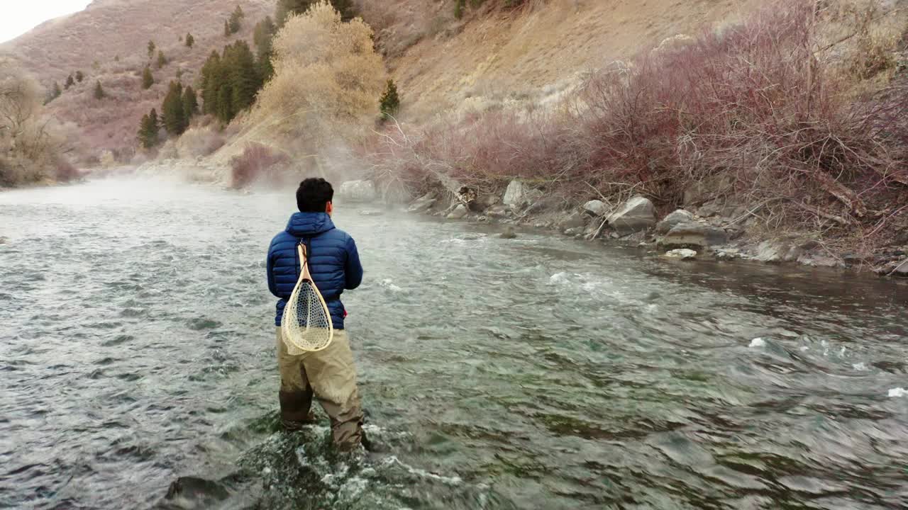 亚洲人在犹他州的普洛佛河飞钓视频素材