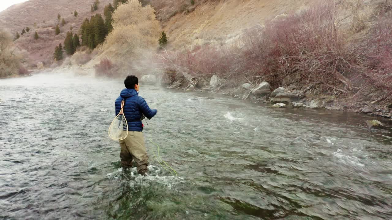 亚洲人在犹他州的普洛佛河飞钓视频素材