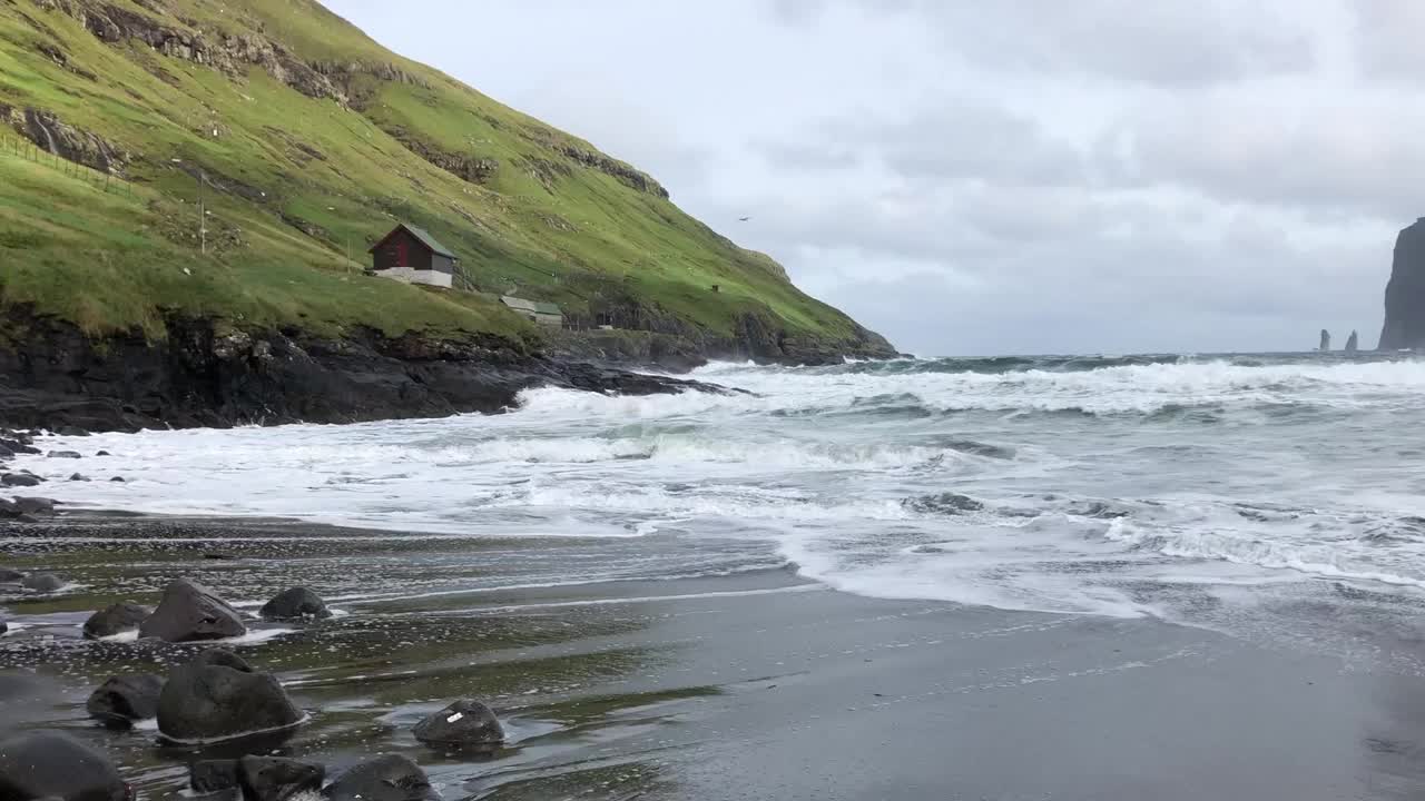 海浪在Tjørnuvík海滩的视频，费罗群岛视频素材