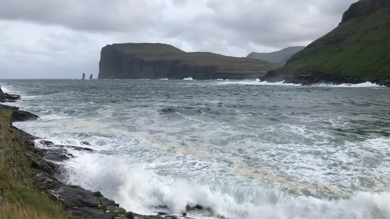 海浪在法罗群岛Tjørnuvík海岸的视频视频素材