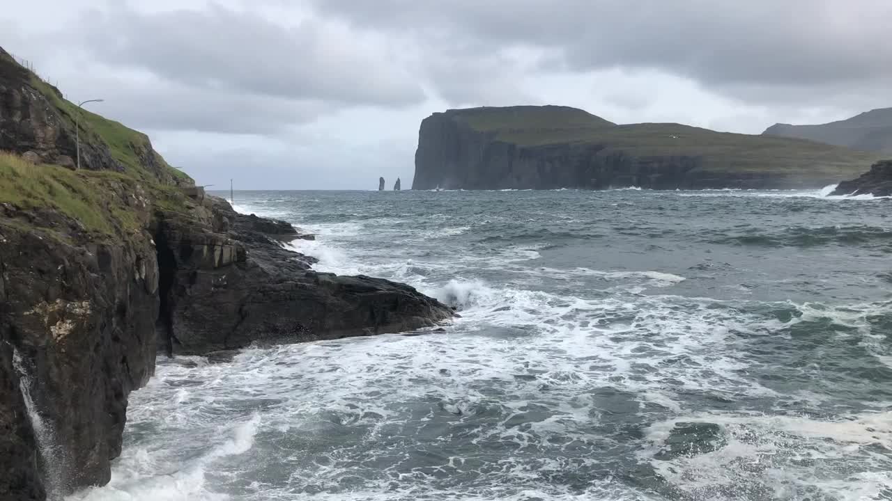 海浪在法罗群岛Tjørnuvík海岸的视频视频素材