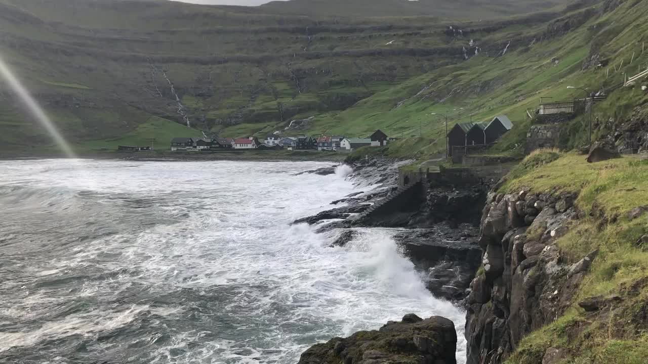 海浪在海滩上的视频，在Tjørnuvík村观看，费罗群岛视频素材