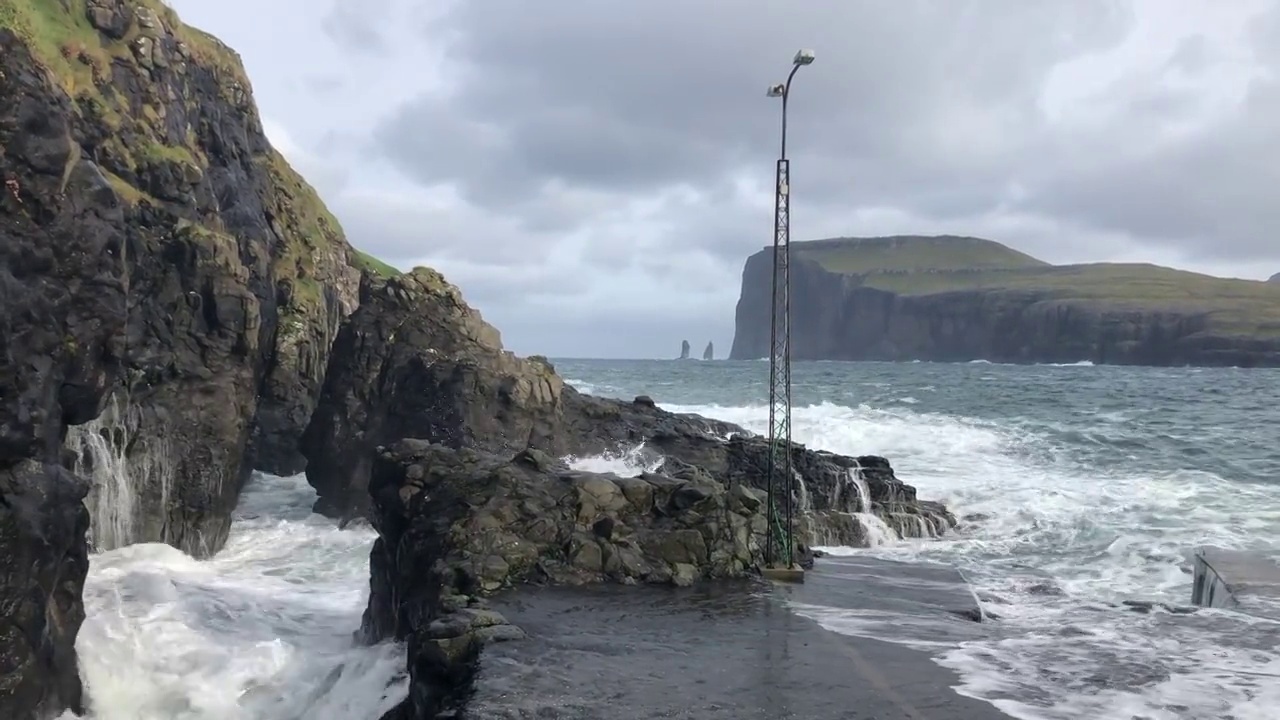 海浪在Tjørnuvík海岸和码头的视频，费罗群岛视频素材