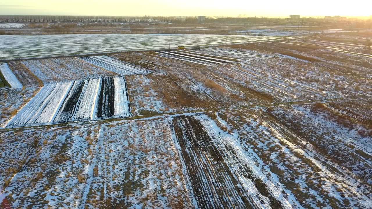 冬季农田的鸟瞰图。视频素材