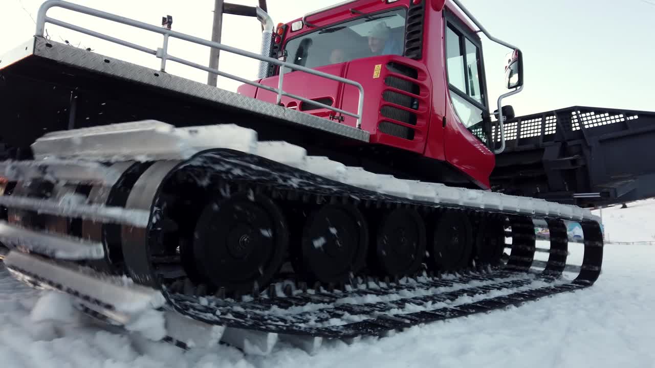 在冬季滑雪季节，雪猫，耙雪机准备滑雪斜坡视频素材