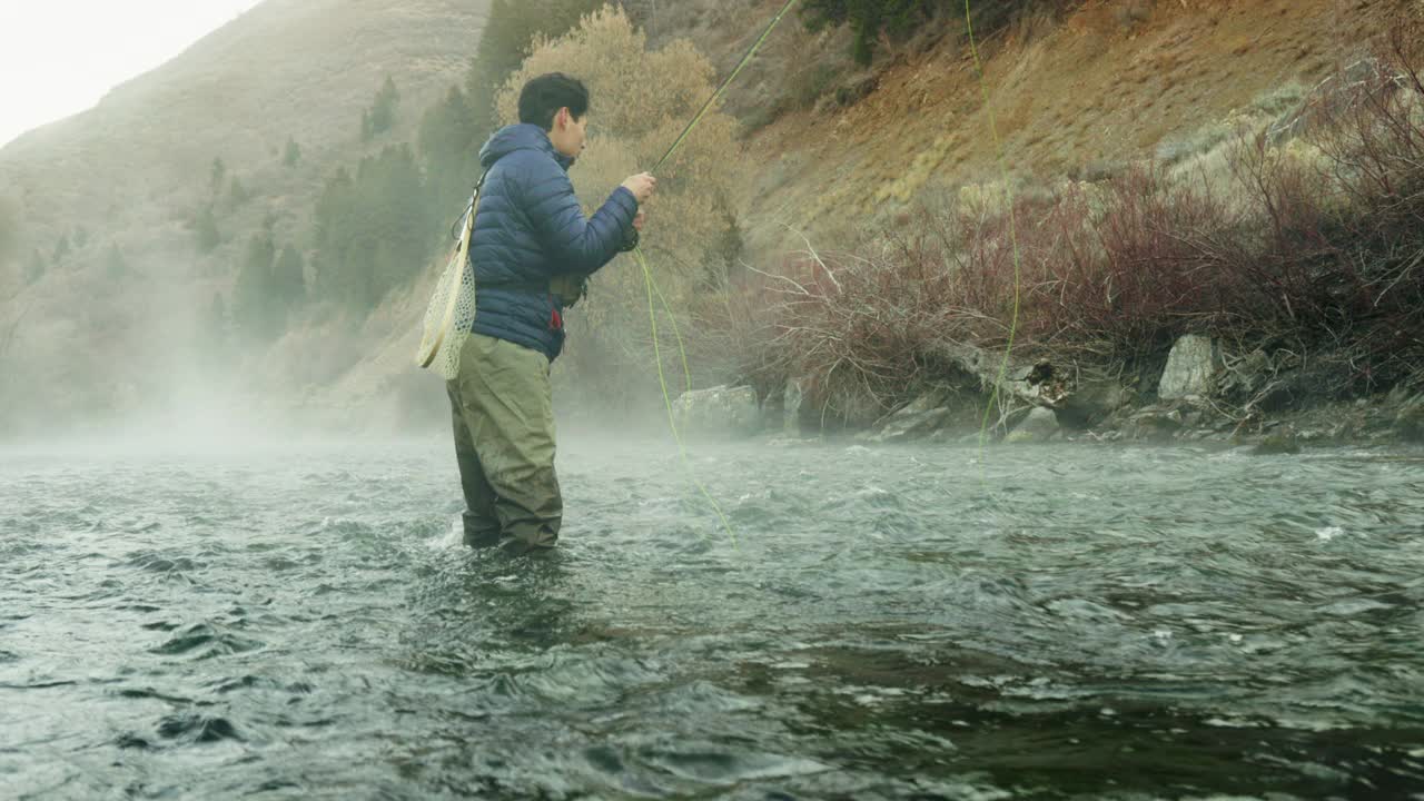 犹他州普罗沃河上的亚洲人飞钓视频素材