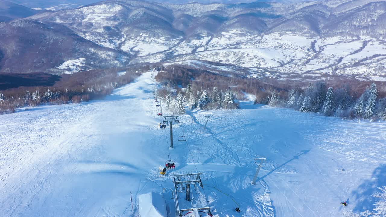 在阳光明媚的冬日早晨，滑雪场滑雪坡的鸟瞰图视频素材