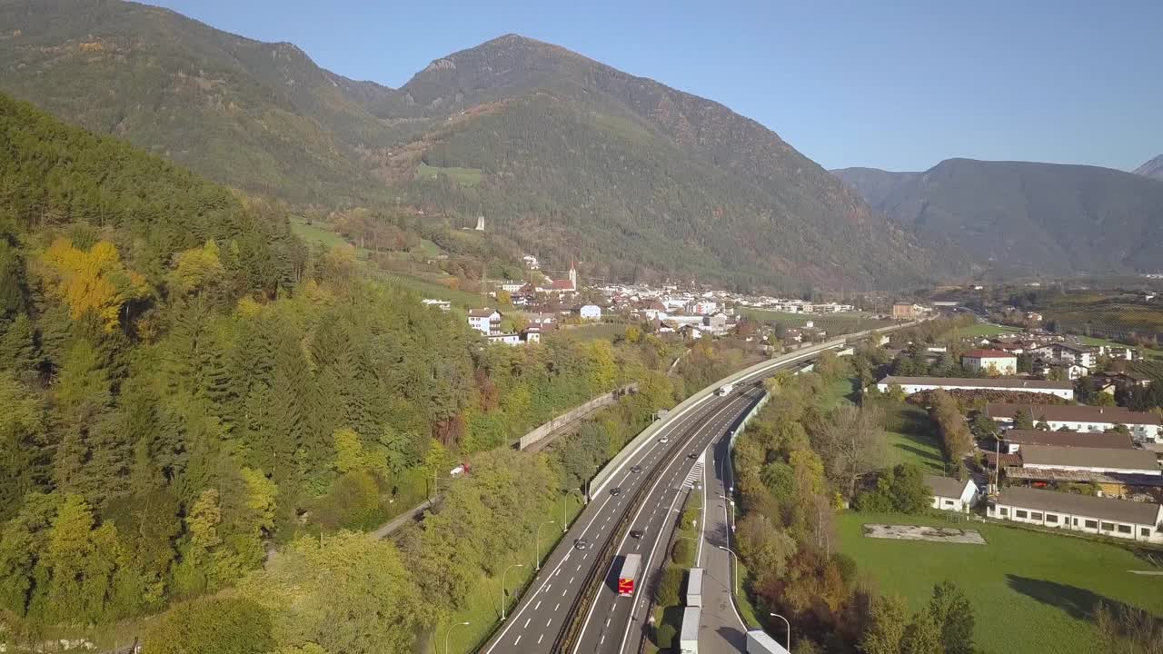 鸟瞰图的高速公路州际公路在奥地利阿尔卑斯山与快速移动的交通和乡村绿色景观。视频素材