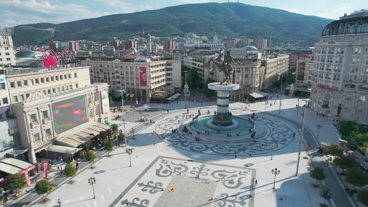 空中全景斯科普里市中心有广场、亚历山大大帝纪念碑和瓦尔达尔河沿岸的石桥等建筑视频素材