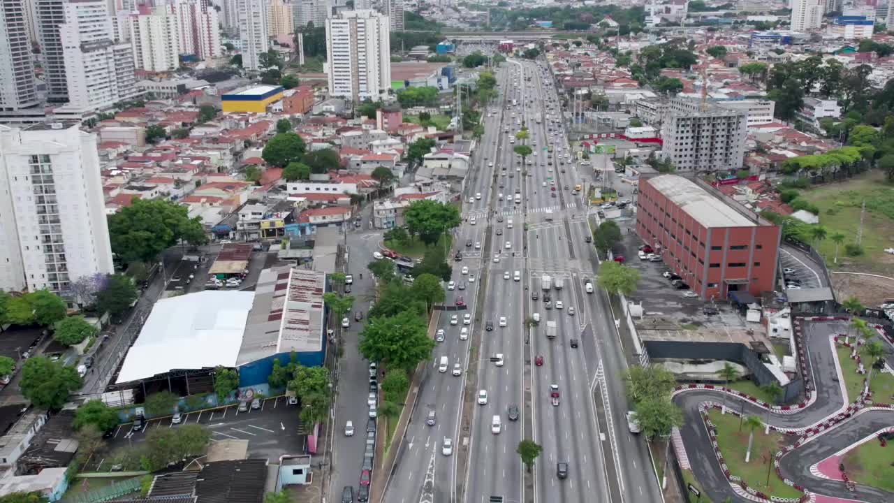 鸟瞰图Tatuapé地区在São Paulo，巴西。在主干道附近，靠近地铁站。视频素材