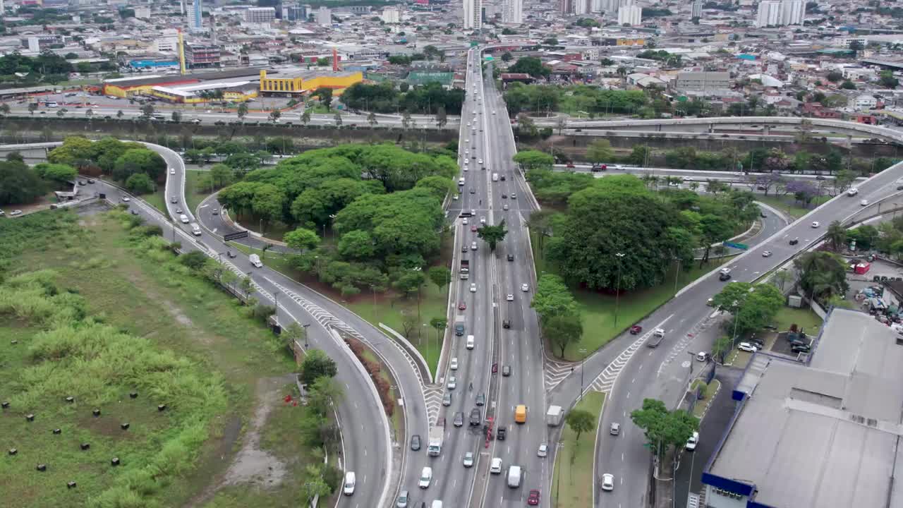 鸟瞰图Tatuapé地区在São Paulo，巴西。在主干道附近，靠近地铁站。视频素材