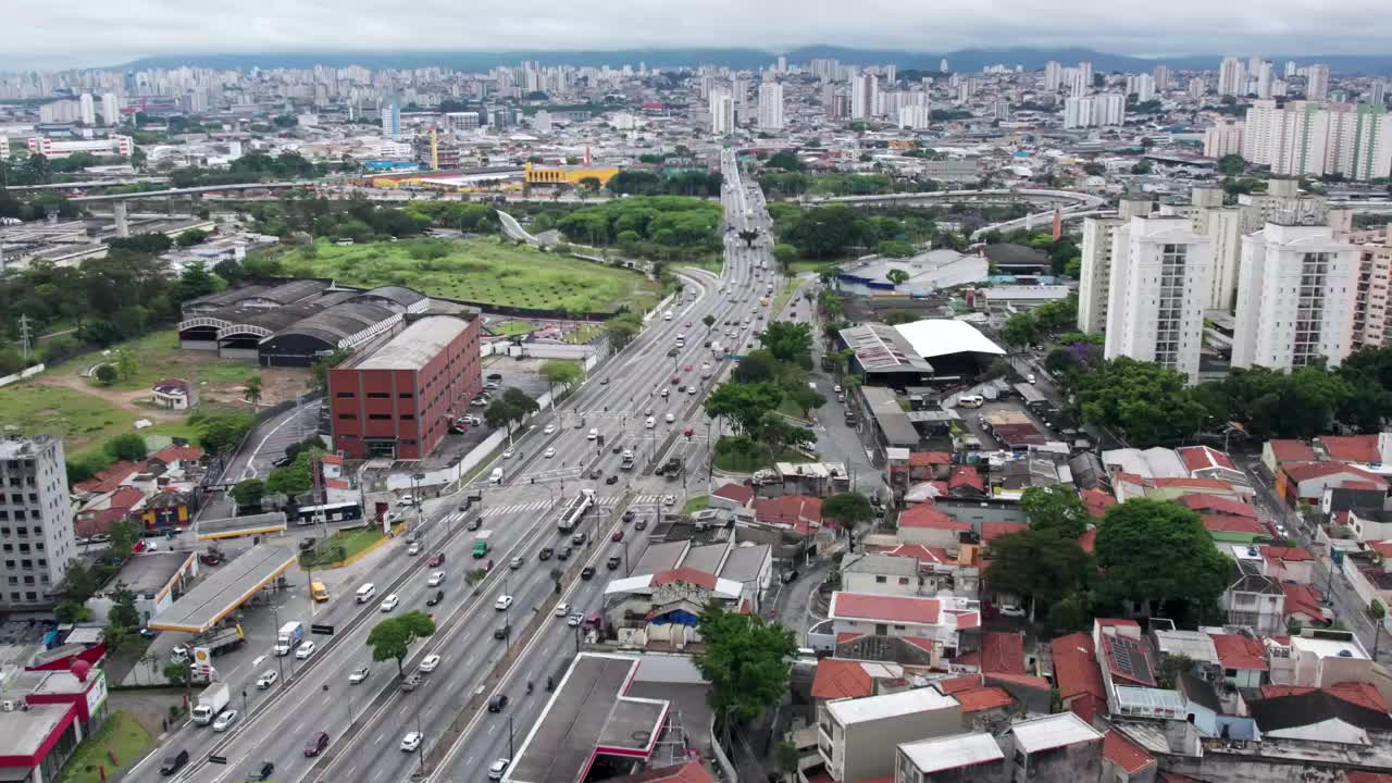 鸟瞰图Tatuapé地区在São Paulo，巴西。在主干道附近，靠近地铁站。视频素材