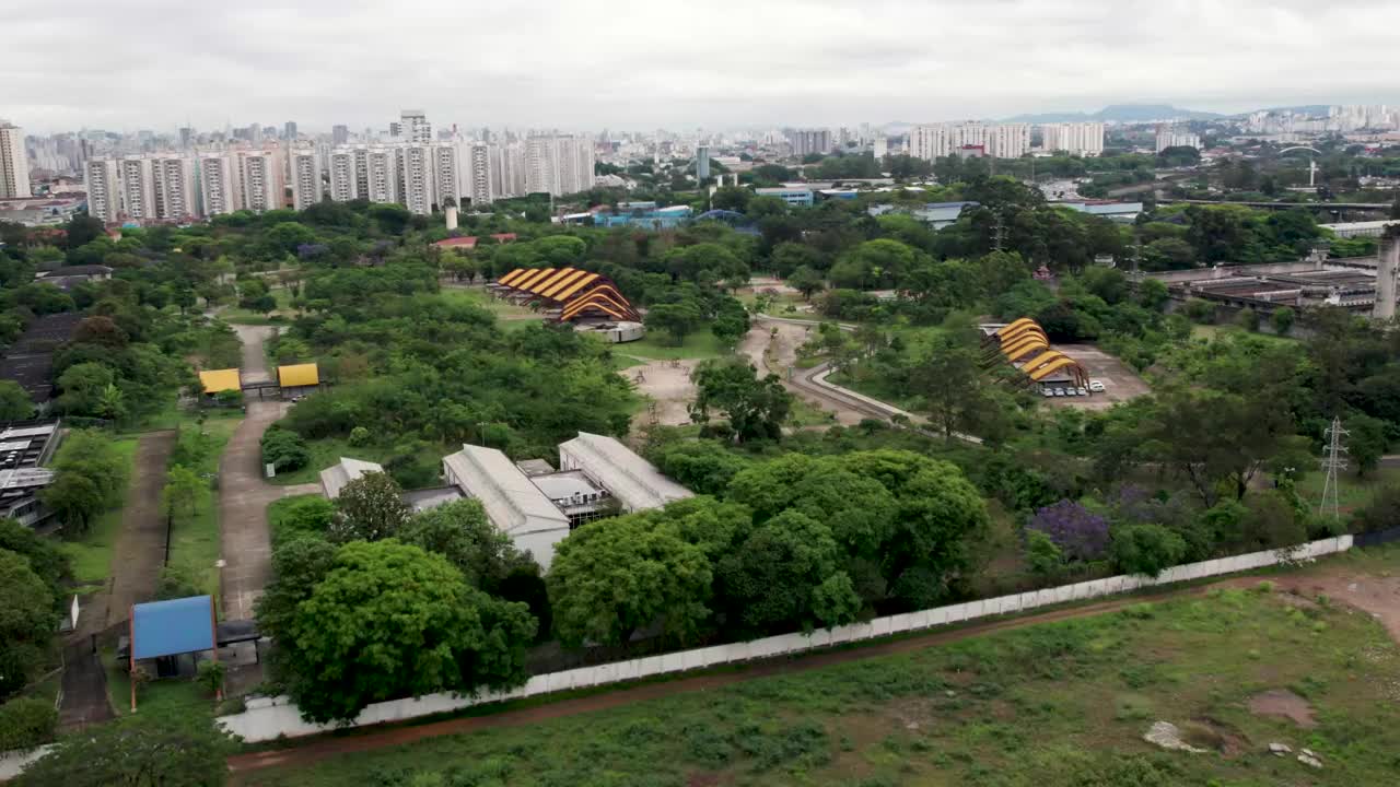 鸟瞰图Tatuapé地区在São Paulo，巴西。在主干道附近，靠近地铁站。视频素材