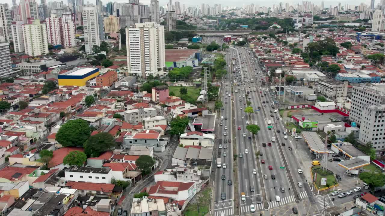 鸟瞰图Tatuapé地区在São Paulo，巴西。在主干道附近，靠近地铁站。视频素材