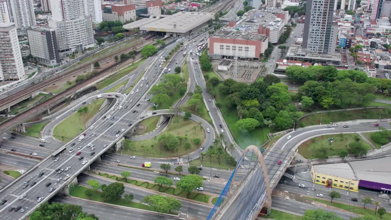 鸟瞰图Tatuapé地区在São Paulo，巴西。在主干道附近，靠近地铁站。视频素材