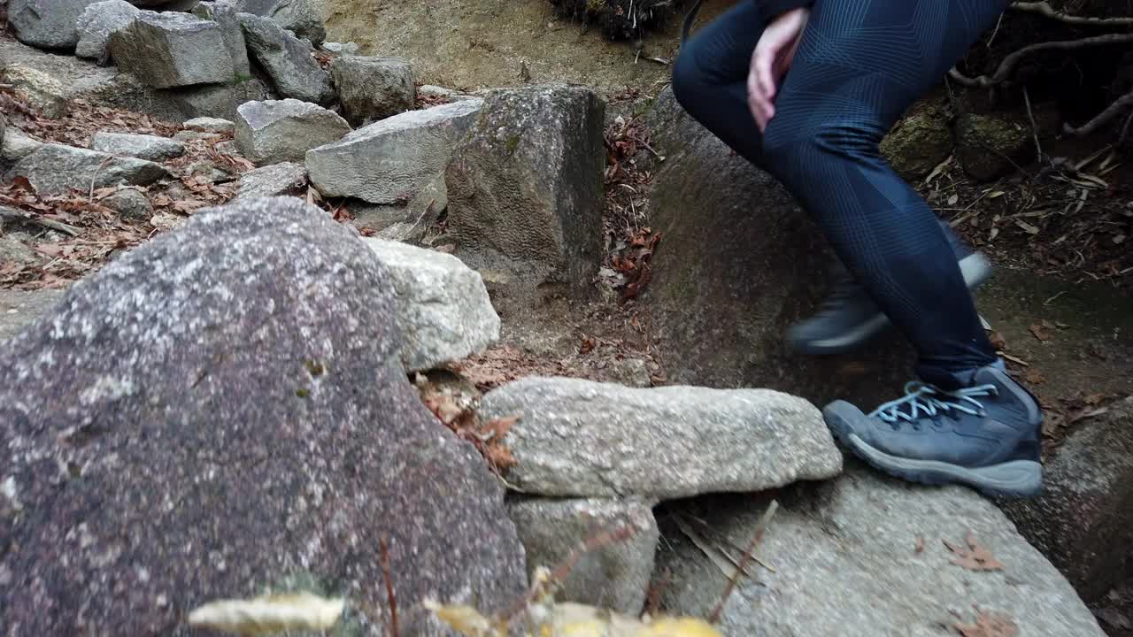 近距离的远足者的靴子登山视频素材