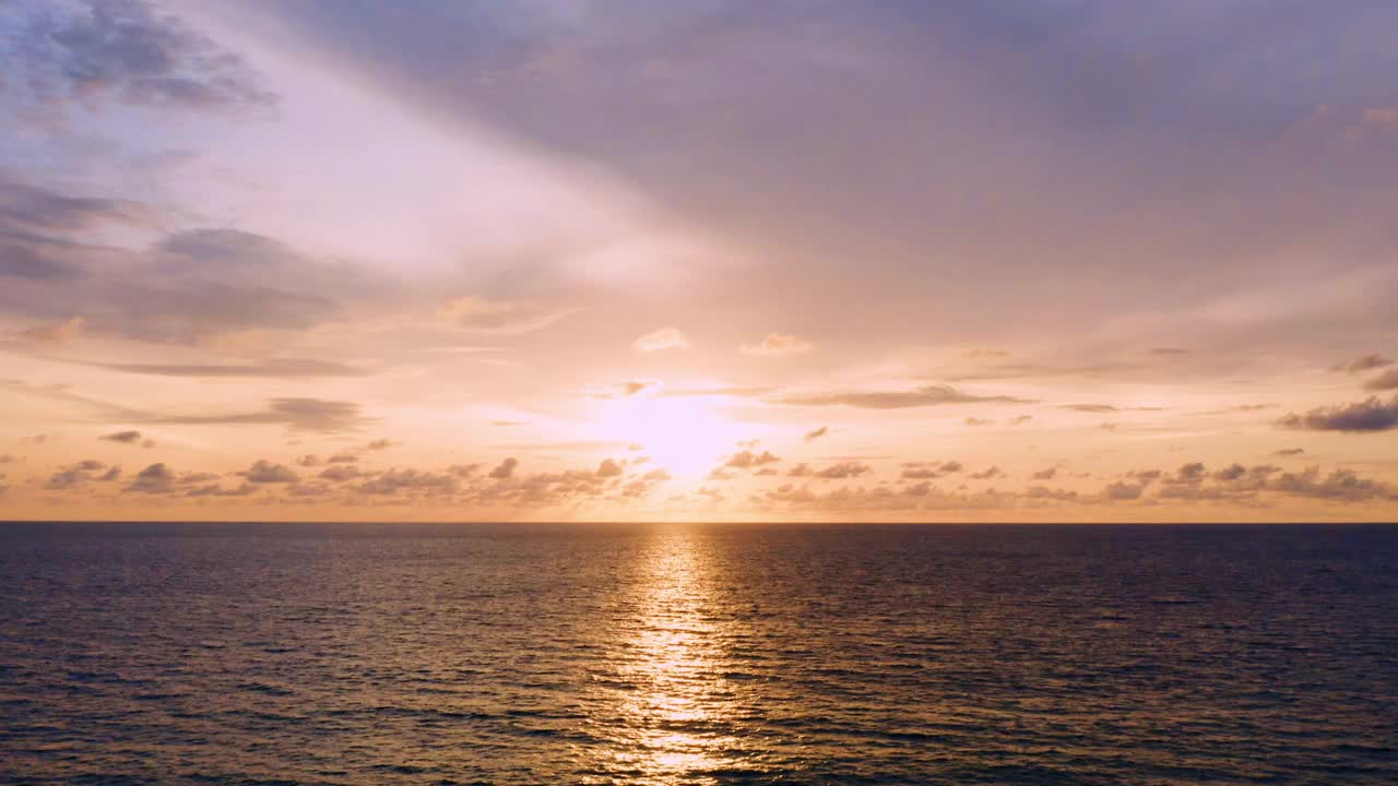 泰国普吉岛。美丽的热带海滩和日落的天空。美丽的普吉岛海滩是著名的安达曼海夏季概念旅游目的地。视频素材