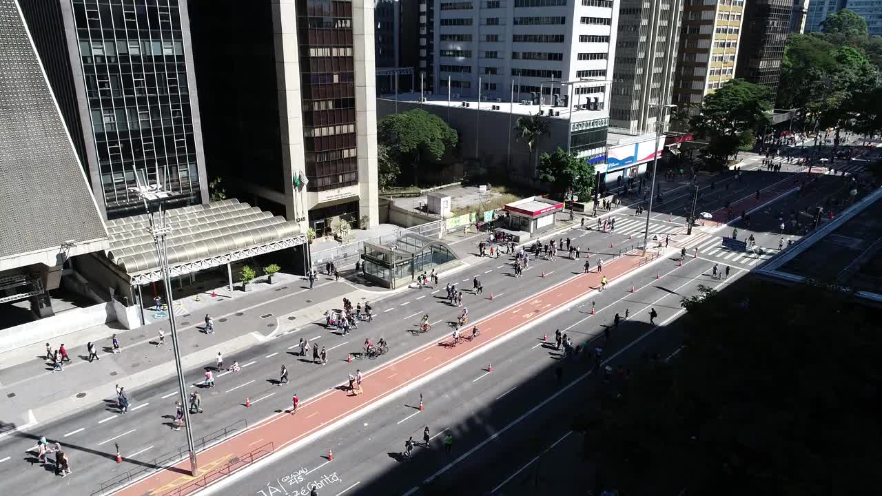 鸟瞰图的Av. Paulista在São保罗，SP.首都主要大道。星期天，没有车，人们走在街上视频素材