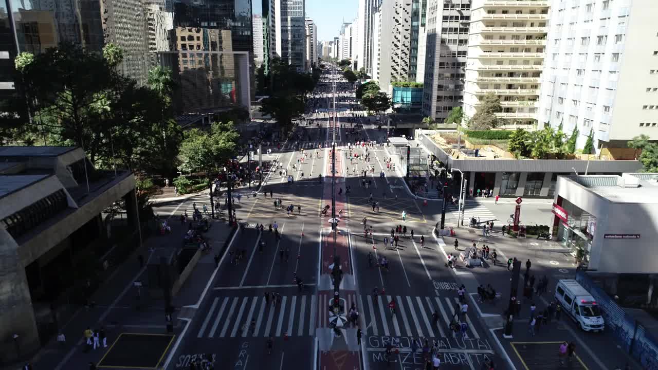 鸟瞰图的Av. Paulista在São保罗，SP.首都主要大道。星期天，没有车，人们走在街上视频素材