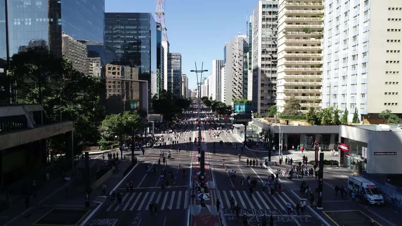 鸟瞰图的Av. Paulista在São保罗，SP.首都主要大道。星期天，没有车，人们走在街上视频素材