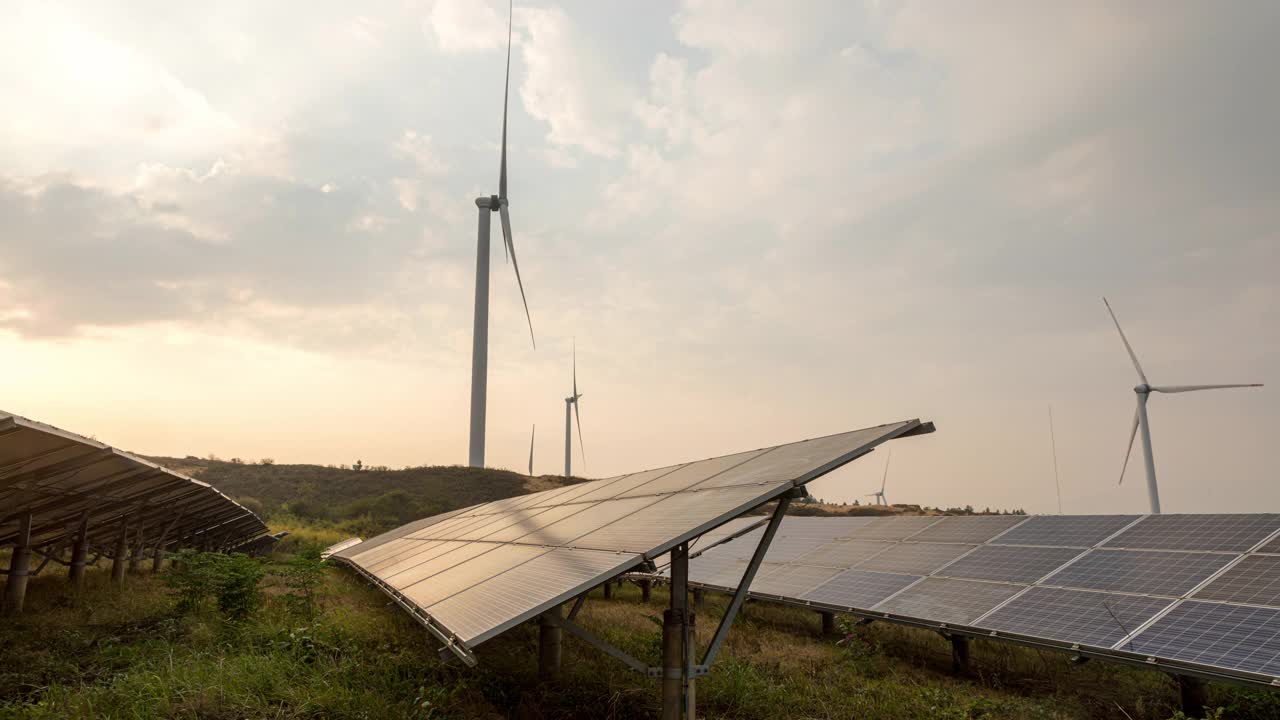 太陽能發電場和風力發電视频素材