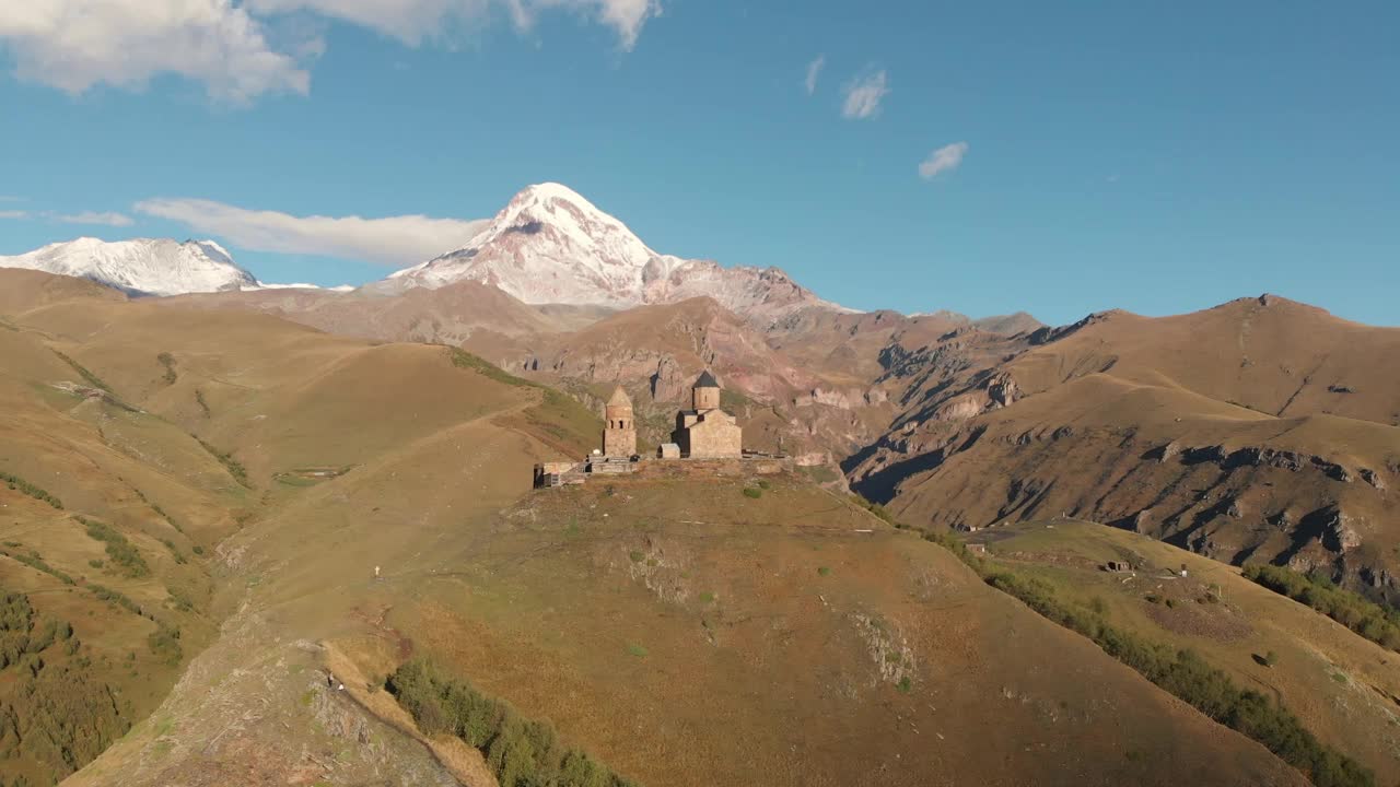 格盖蒂三一教堂在斯泰彭斯明达，卡兹贝吉山的背景，格鲁吉亚视频素材