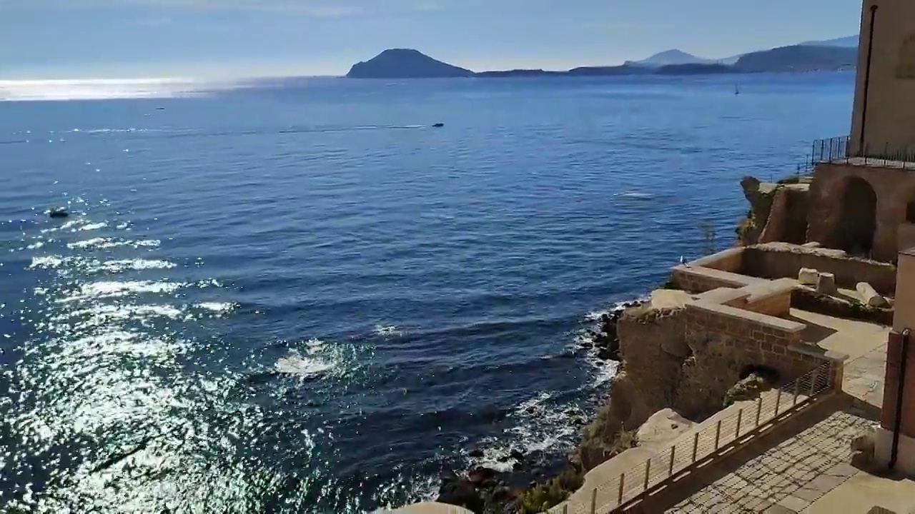 Pozzuoli -从Rione Terra村俯瞰海湾视频素材