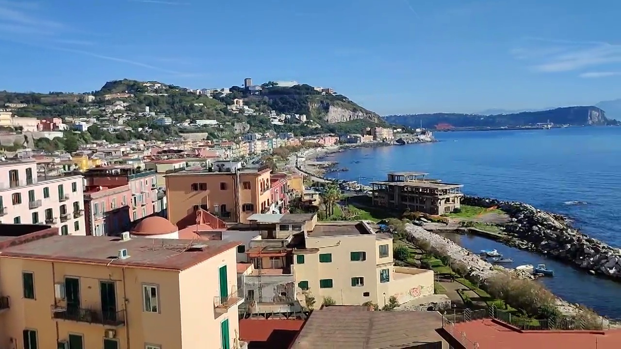 Pozzuoli -从Rione Terra俯瞰海湾视频素材